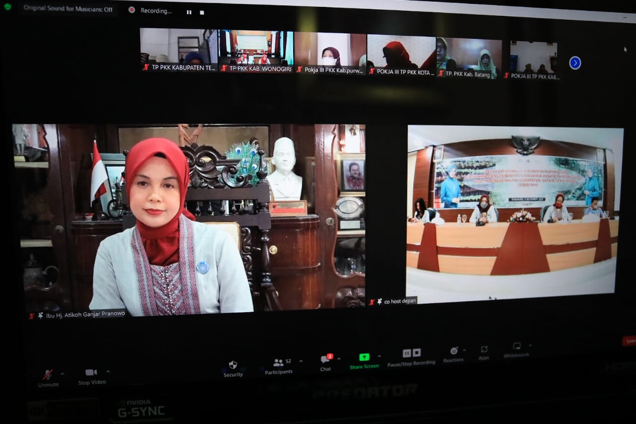  Ketua Tim Penggerak PKK Provinsi Jawa Tengah Atikoh Ganjar Pranowo, saat membuka kegiatan Hatinya PKK dengan Komoditas Hortikultura untuk Menopang Pendapatan Keluarga di Masa Pandemi Covid-19 bagi Tim Penggerak PKK Kabupaten/Kota se-Jateng secara daring,