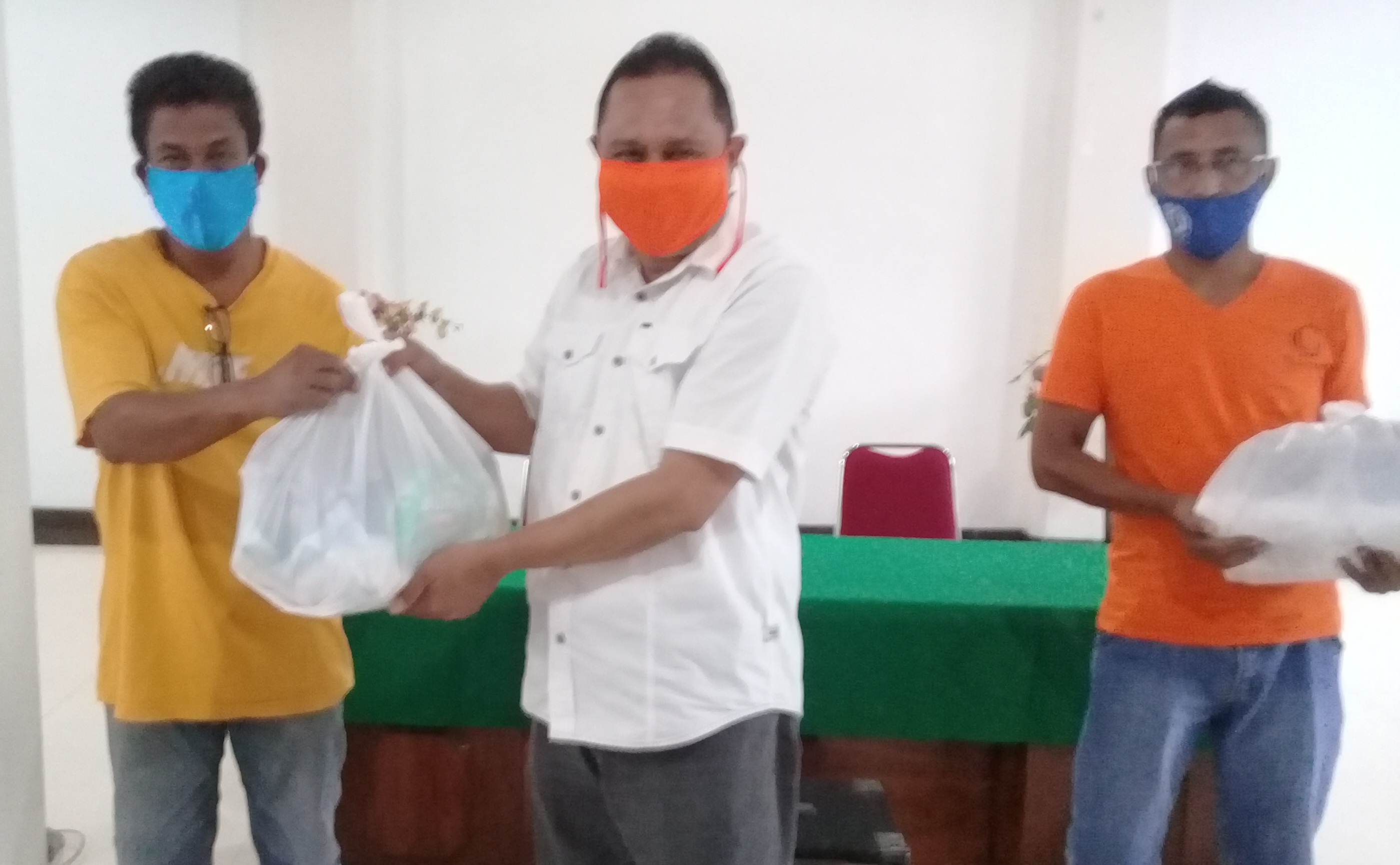 Jamaat Gereja Bethani Ambon bagikan sembako (Foto: HMP/Boy)