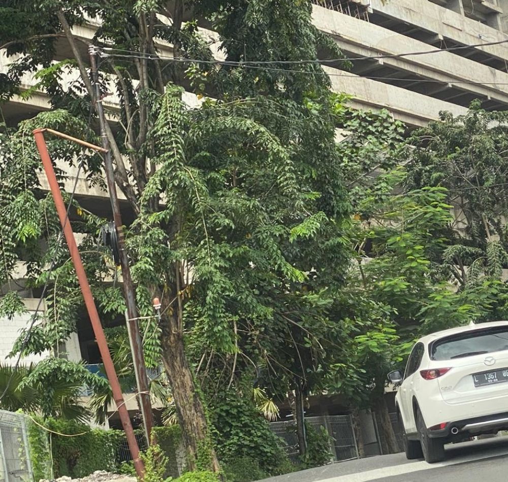 Bangunan proyek pembangunan apartemen Capital Square di Surabaya barat.