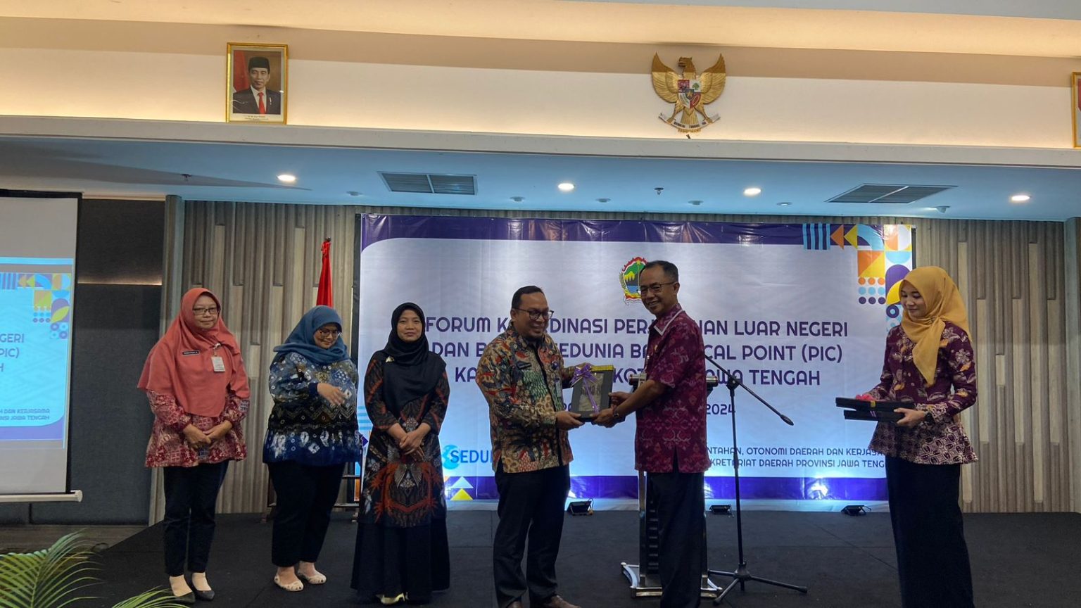 Mengingat fitur aplikasi Sedunia terus berkembang, Pemprov Jateng melalui Biro Pemerintahan Otonomi Daerah dan Kerja Sama Setda terus menyosialisasikan kepada seluruh PIC.