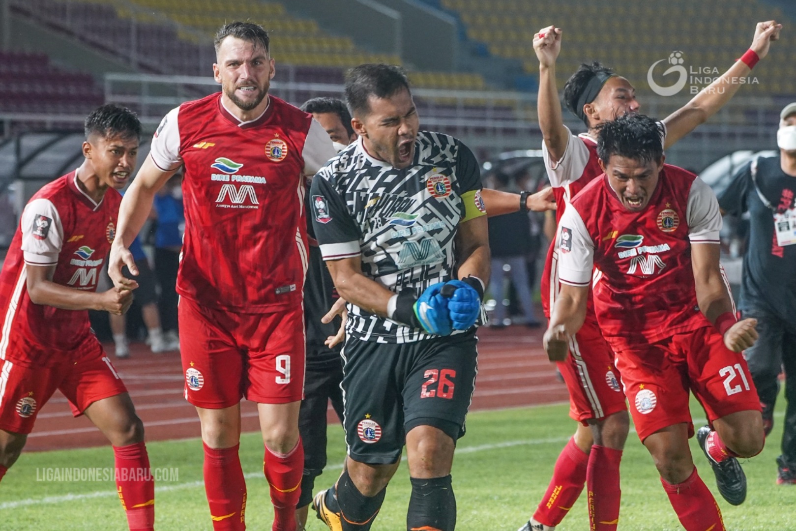 Andrytani cs merayakan keberhasilan melangkah ke final. LIB