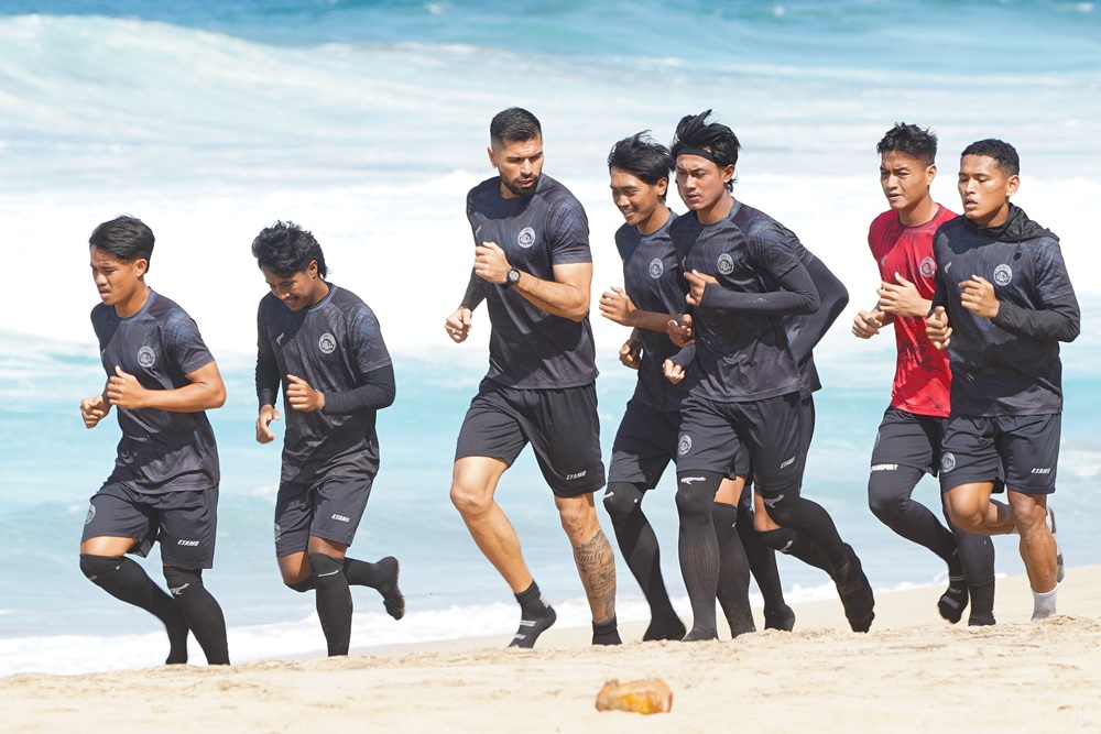 Tim Arema melakukan latihan fisik di Pantai Nganteb, Kabupaten Malang, pada Senin (2/9) pagi.


