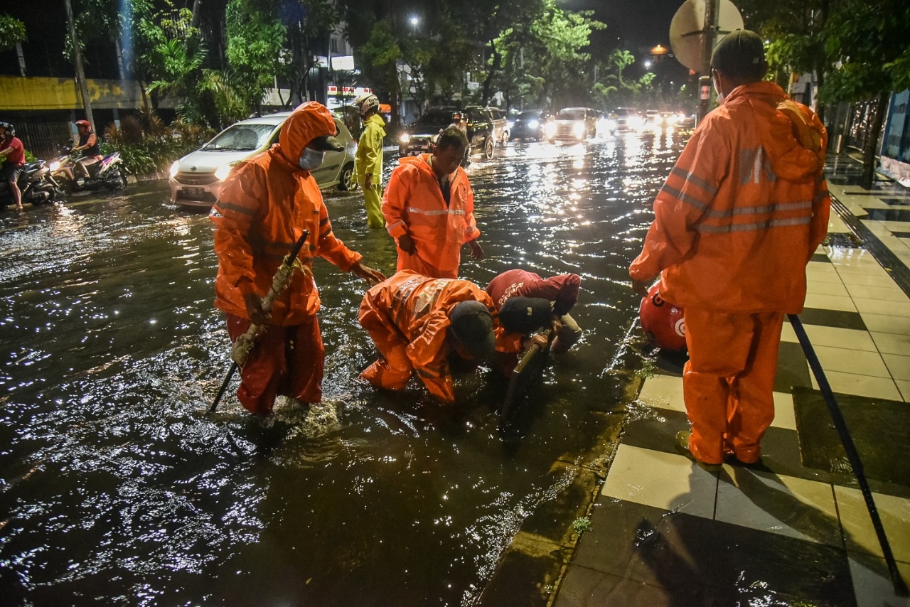 Hujan deras yang mengguyur Surabaya mengakibatkan terjadinya genangan di kawasan Jalan Tembaan (Tugu Pahlawan) hingga Jalan Semarang atau depan Stasiun Pasar Turi Surabaya.