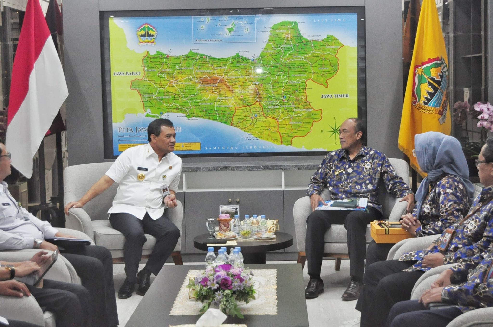 Gubernur Jawa Tengah Ahmad Luthfi saat menerima kunjungan Kepala Perwakilan BPKP Jawa Tengah, Tri Handoyo, di ruang kerjanya, Rabu (9/4/2025)