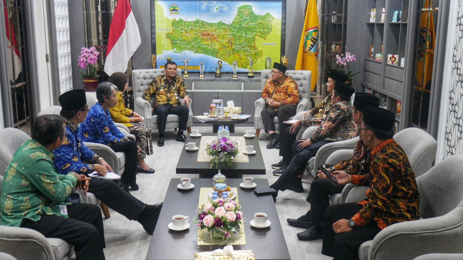 Gubernur Jawa Tengah Ahmad Luthfi saat menerima kunjungan Kepala Kanwil Kementerian Agama (Kemenag) Jawa Tengah Saiful Mujab di ruang kerjanya, Kamis (17/4/2025).

