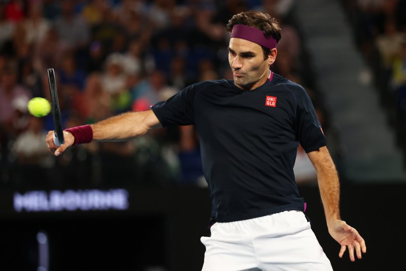 Petenis asal Swiss Roger Federer bertanding melawan petenis asal Australia John Millman dalam babak ketiga turnamen tenis Australia Open di Melbourne Park, Melbourne, Australia, Jumat (24/1/2020). (REUTERS/KAI PFAFFENBACH)

