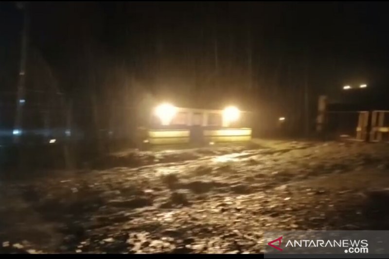 Jalan tambang Freeport yang menghubungkan Mile 72 hingga Mile 73 tergenang air dan material bebatuan saat hujan deras melanda kawasan Tembagapura, Sabtu (6/3). (ANTARA/Evarianus Sup