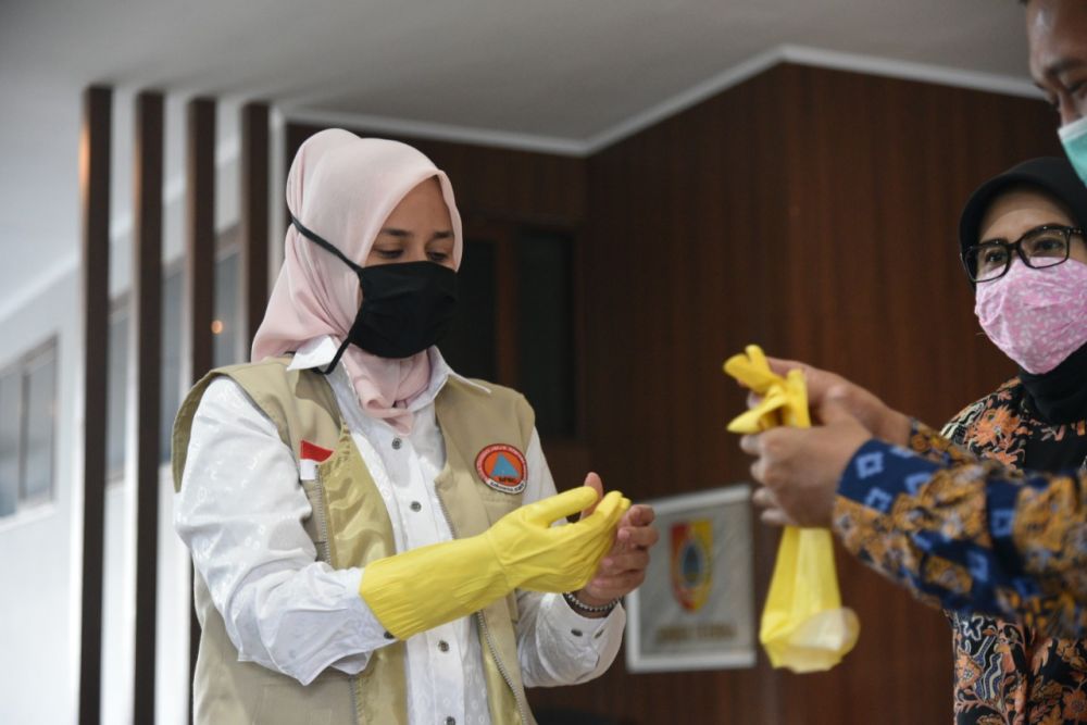 Dr, Faida, sedang mencoba APD yang diberikan oleh Bank Mandiri (Foto Istimewa)