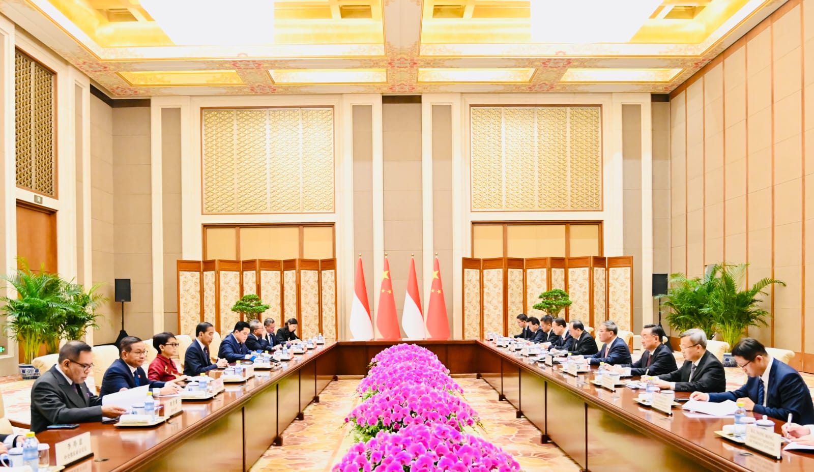 Presiden Jokowi didampingi Sekretaris Kabinet Pramono Anung saat pertemuan bilateral dengan Perdana Menteri (PM) Republik Rakyat Tiongkok (RRT) Li Qiang pada Selasa (17/10/2023). (Foto: BPMI Setpres/Laily Rachev)
