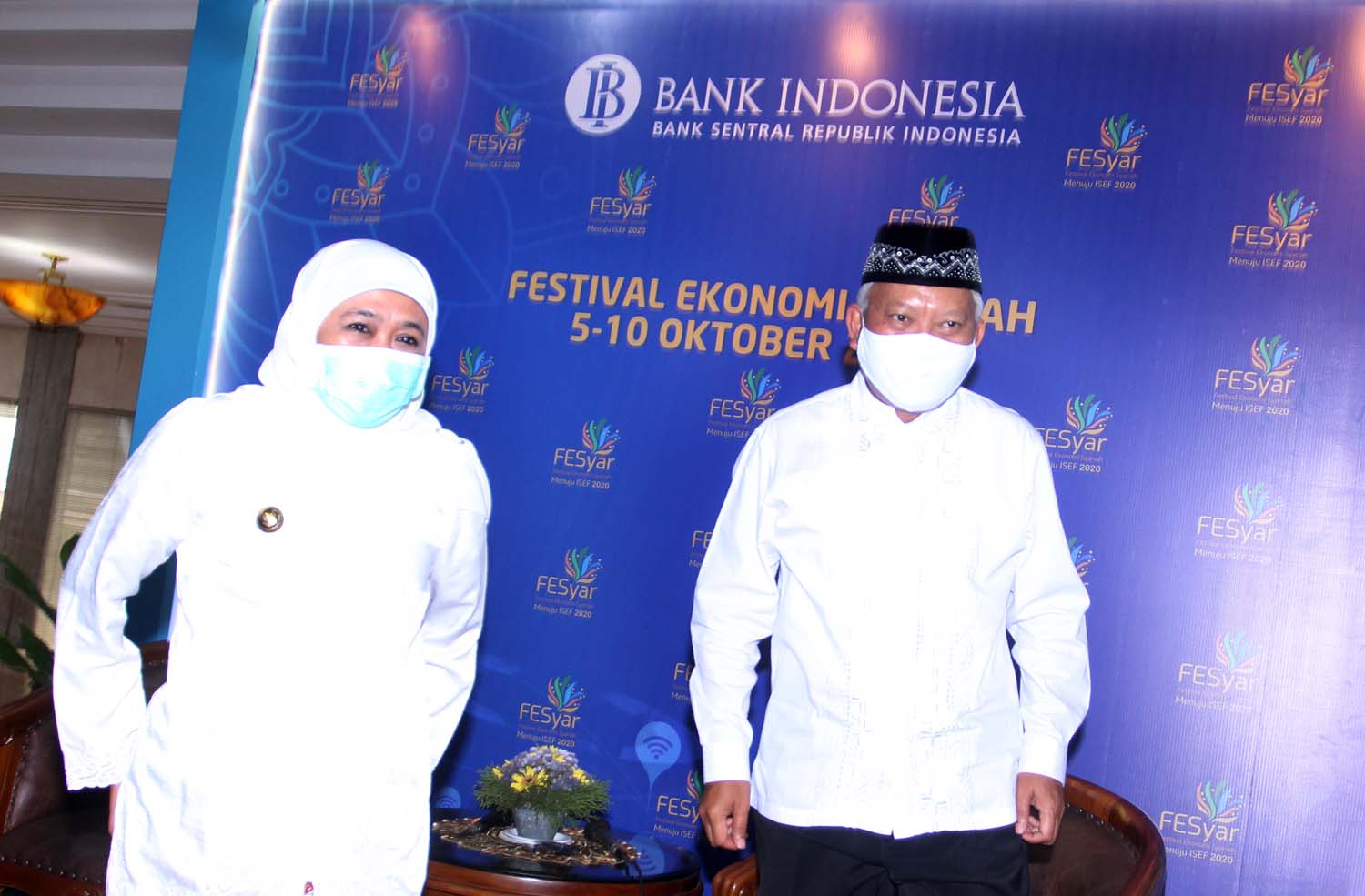 Kepala Perwakilan Bank Indonesia Jatim Difi Ahmad Johansyah dan Gubernur Jatim Khofifah Indar Parawansa seusai launching Festival Ekonomi Syariah 2020 Regional Jawa di Kantor Bank Indonesia Surabaya, Senin (5/10). foto : om prass