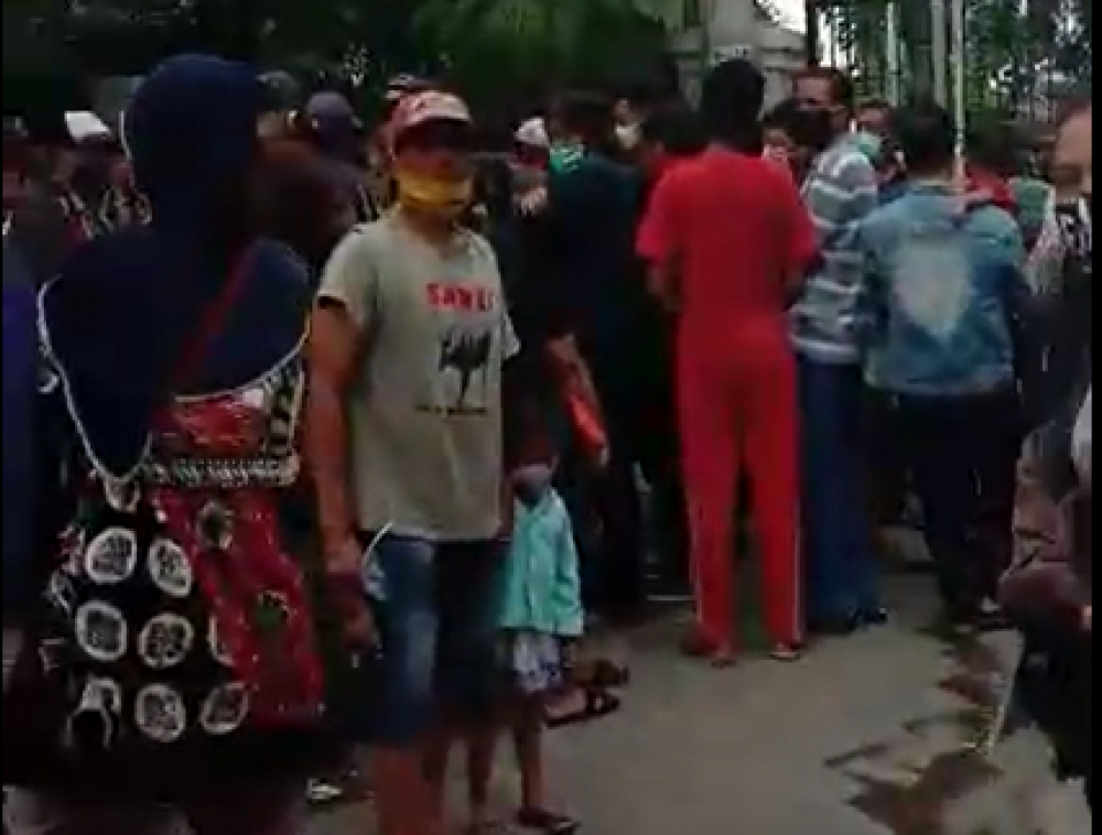 Kerumunan massa di Kantor Dinas Pemberdayaan Perempuan, Perlindungan Anak dan Kependudukan Pemprov Jatim, Jalan Jagir, Kota Surabaya