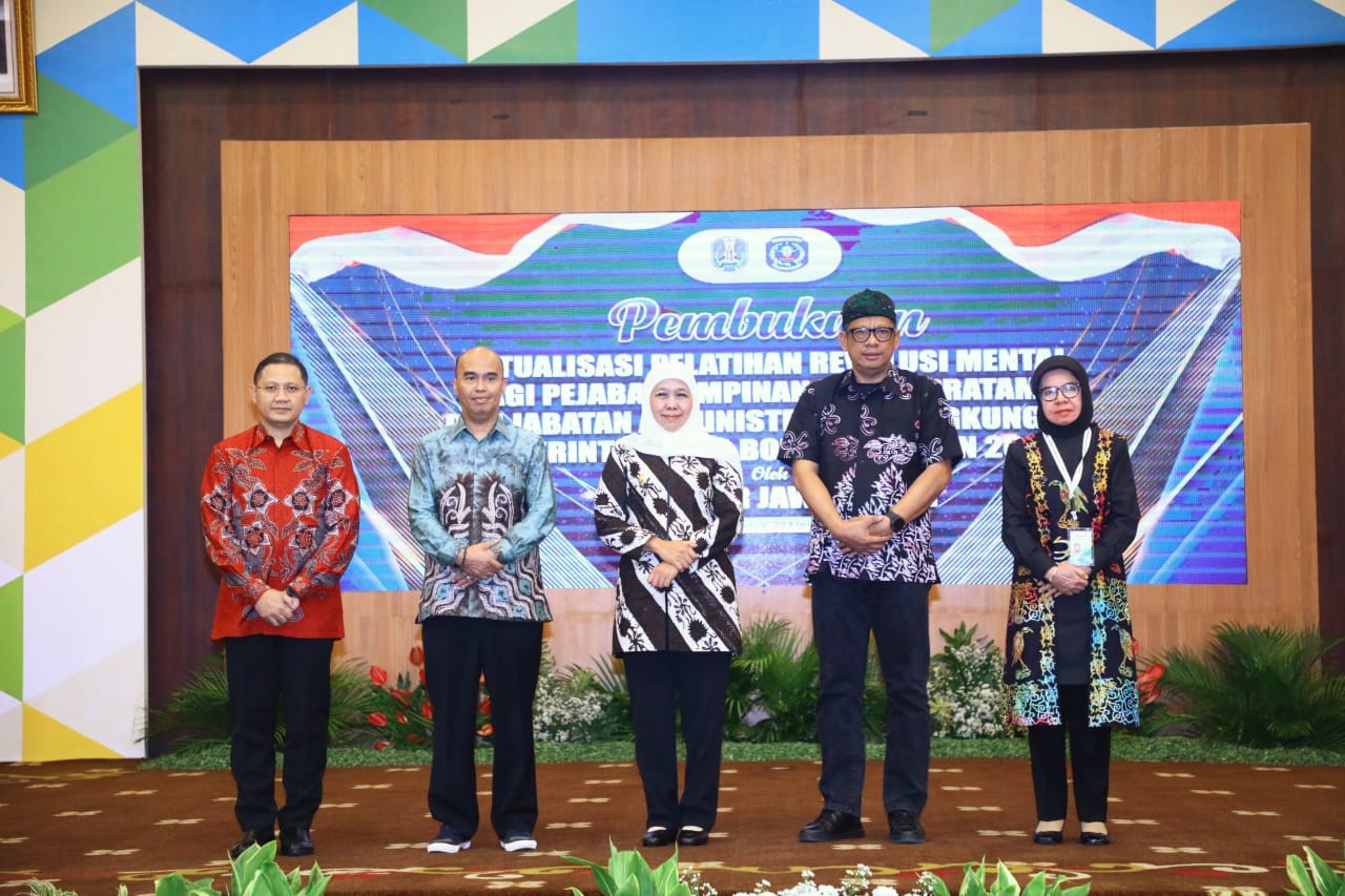 Gubernur Khofifah saat membuka Aktualisasi Pelatihan Revolusi Mental bagi Pejabat Pimpinan Tinggi Pratama dan Jabatan Administrasi di lingkungan Pemerintah Kota Bontang tahun 2023 di Kantor BPSDM Prov. Jatim, Senin (29/5).