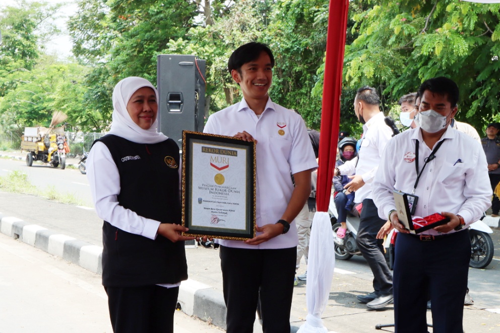Gubernur Jawa Timur Khofifah Indar Parawansa, menerima dua Piagam Musium Rekor Indonesia (MURI) pada rangkaian Peringatan Hari Pahlawan 10 November 2022, 