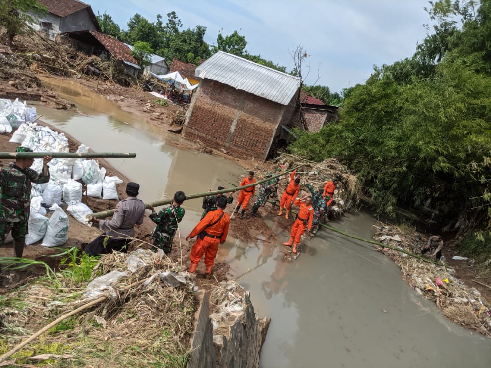 Langkah cepat dilakukan tim gabungan yang dikirim Gubernur Jateng Ganjar Pranowo, untuk mengatasi banjir bandang di Kabupaten Pati. Hari ini, tengah dilakukan pembersihan fasilitas umum dan jalan, agar akses perbaikan tanggul yang jebol berjalan lancar