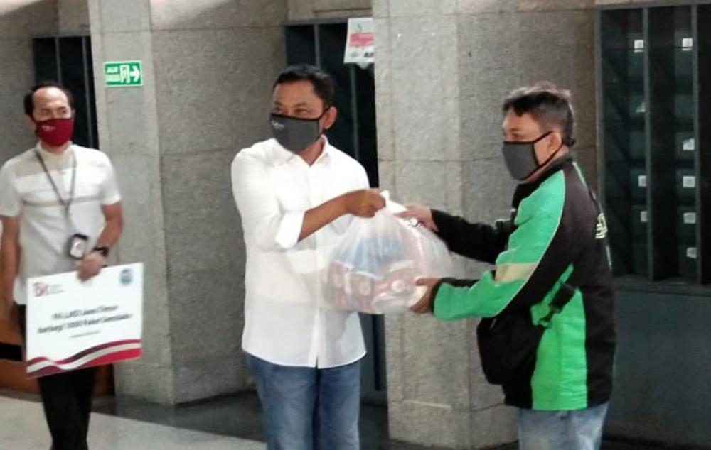 Forum Komunikasi Lembaga Jasa Keuangan Jatim Salurkan Paket Sembako