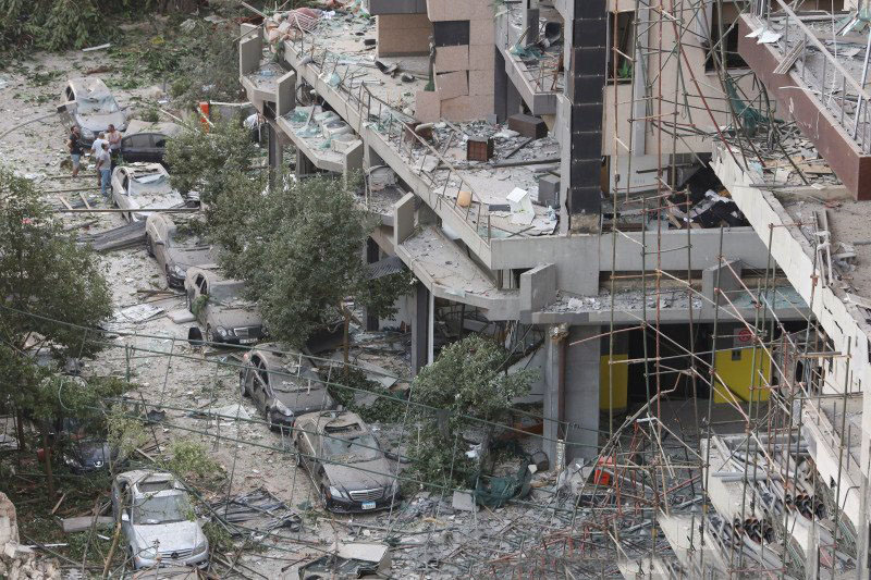 Sejumlah penduduk lokal melihat kerusakan di dekat lokasi ledakan, di daerah pelabuhan Beirut, Lebanon, Rabu (5/8/2020). Perdana Menteri Hassan Diab menyatakan, sebanyak 2.750 amonium nitrat yang merupakan pupuk pertanian disinyalir menjadi penyebab insid