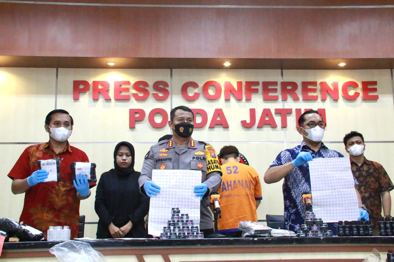 Subdit I Indaksi Ditreskrimsus Polda Jawa Timur, mengungkap pelaku pemalsu kosmetik merk KLT. Pengungkapan ini dilakukan pada Senin 14 Maret 2022, dari pengungkapan tersebut polisi juga mengamankan satu tersangka warga Tuban, Jawa Timur.