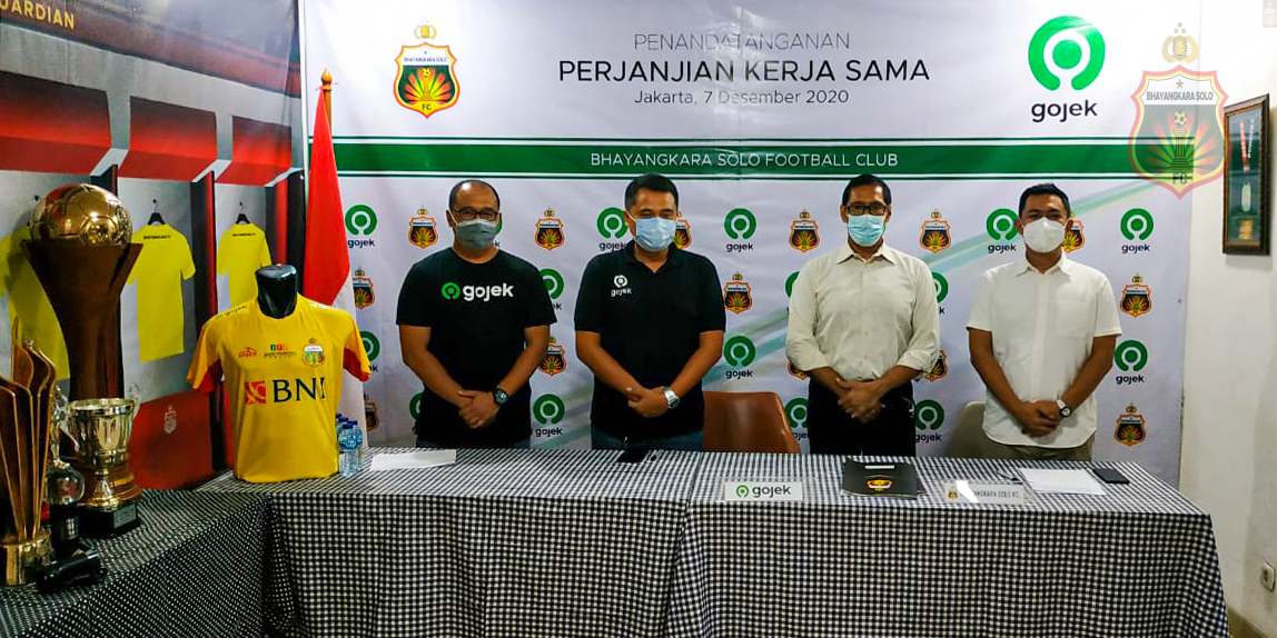 Agus Rumekso Carel, (dua dari kanan) Direktur Utama PT Mitra Muda Inti Berlian, badan hukum Bhayangkara Solo FC dan petinggi Gojek. IST