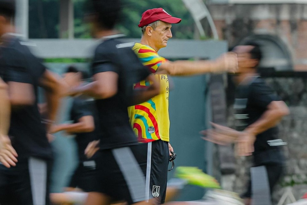 pelatih Milomir Seslija saat memimpin latihan Persis Solo