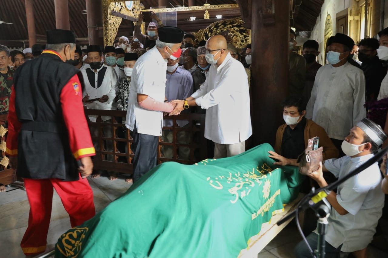 Gubernur Jawa Tengah, Ganjar Pranowo  menyalati jenazah Buya Syafii Maarif, yang disemayamkan di Masjid Gedhe Kauman, seusai melaksanakan salat Jumat.