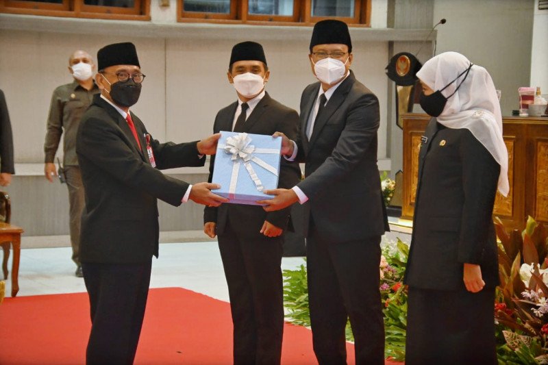 Wali Kota Pasuruan Saifullah Yusuf (dua kanan) saat serah terima jabatan yang disaksikan Gubernur Jatim Khofifah Indar Parawansa di Kantor DPRD Kota Pasuruan, Jawa Timur, Senin (1/3/2021). (ANTARA Jatim/Ist)
