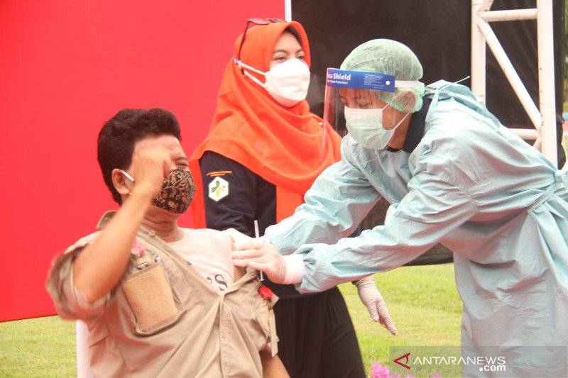 Vaksinasi massal pertama untuk tokoh masyarakat dan tenaga kesehatan di halaman Balai Kota Balikpapan. Akhir pekan ini, vaksinasi pindah ke Dome yang jauh lebih luas. (nANTARA/Novi abdi