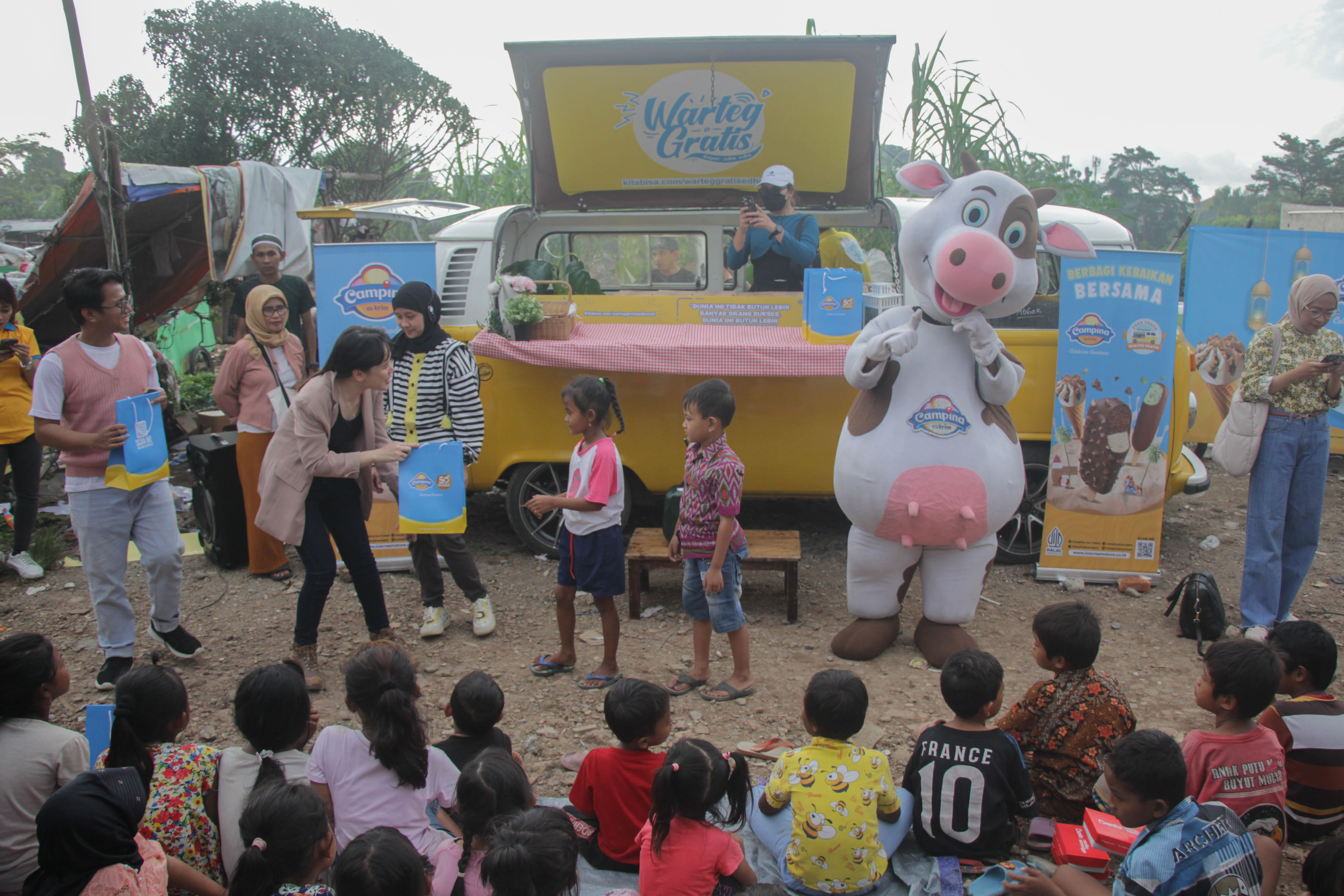 Campina Ramadan Berbagi dilaksanakan pada Minggu (2/4) di Kampung Pemukiman Pemulung IWAPIII, Bintaro, Tangerang.