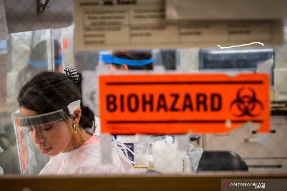 KORBAN DI AS: Sejumlah ilmuwan melakukan test sampel COVID-19 di dalam laboratorium di Dinas Kesehatan Kota New York, di tengah merebaknya virus Corona (COVID-19) di Kota New York, New York, Amerika Serikat, Kamis (23/4/2020). Foto diambil tanggal 23 Apri