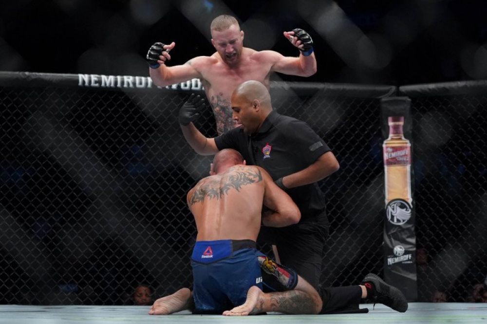 BACK: Petarung Justin Gaethje (sarung tangan biru) mengalahkan Donald Cerrone (sarung tangan merah) dalam UFC Fight Night di Rogers Arena di Vancouver, British Columbia, Kanada, Sabtu (14/9/2019). Justin Gaethje akan bertarung melawan Tony Ferguson pada U