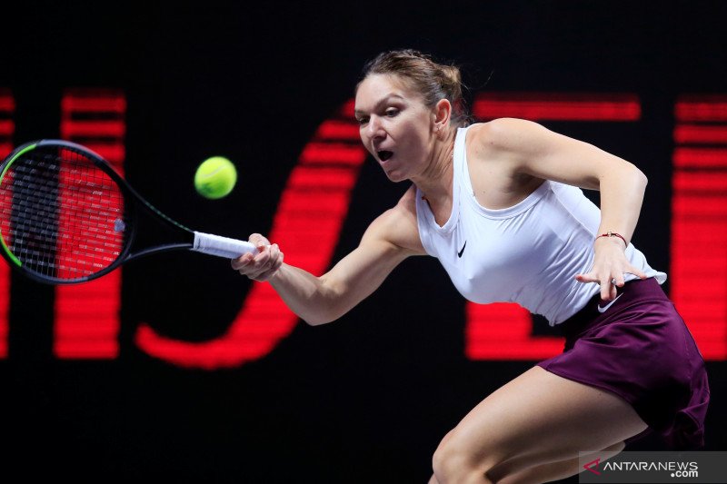 Petenis Rumania Simona Halep beraksi saat melawan petenis Ukraina Elina Svitolina pada turnamen tenis WTA Tours Finals di Shenzhen Bay Sports Center, provinsi Guangdong, China, Rabu (30/10/2019). ANTARA FOTO/REUTERS/Aly Song/foc/djo.


