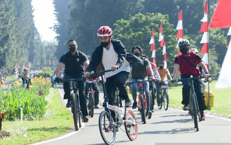 Presiden Joko Widodo ditemani putra bungsunya Kaesang, Sabtu (22/8/2020) bersepeda dan jua membagikan masker di seputaran Istana Kepresidena Bogor dan Kebun Raya Bogor, Jawa Barat. (FOTO ANTARA/HO-Biro Pers Setpres)