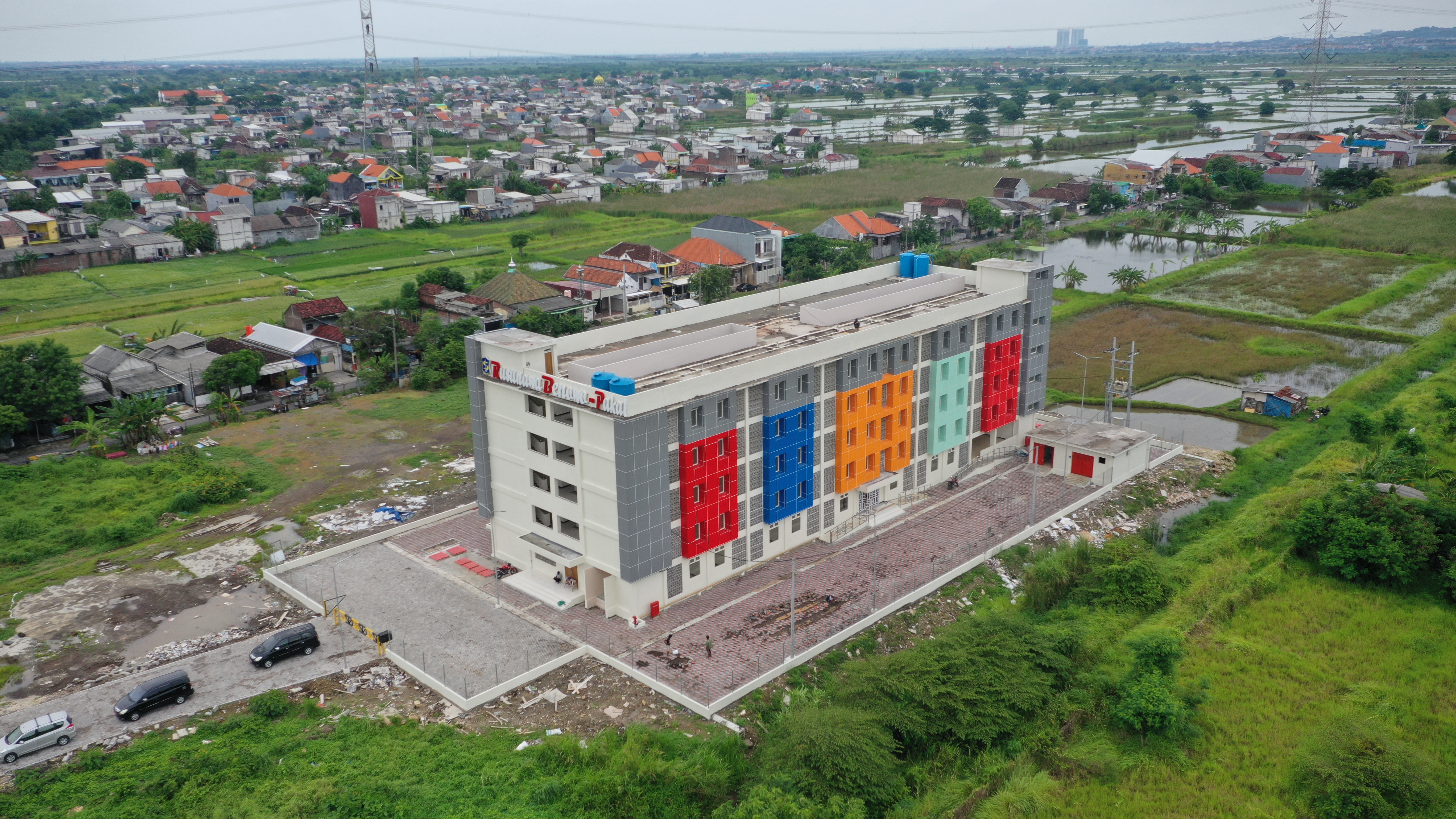 Pemkot) Surabaya menyiapkan unit rumah susun sederhana sewa (Rusunawa) dengan konsep baru, letaknya di kawasan Jalan Jawar, Kelurahan Benowo, Kecamatan Pakal