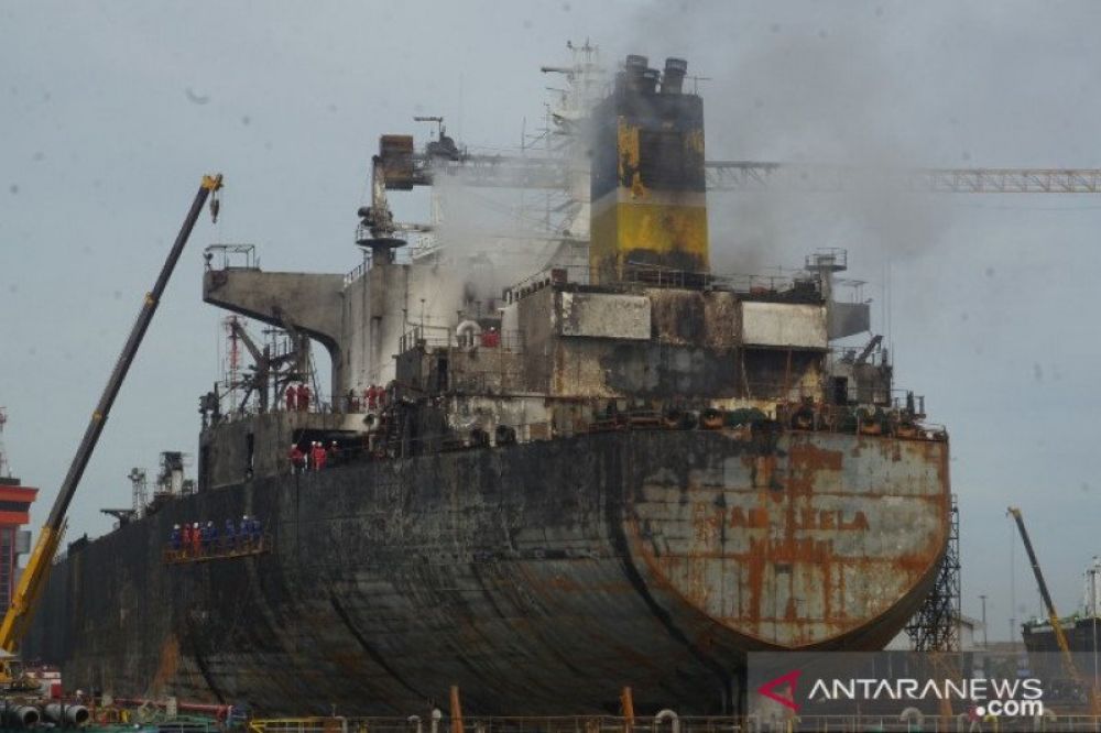  Kapal Tangker MT Jag Leela terbakar di Pelabuhan Belawan, Medan masih berasap. ANTARA