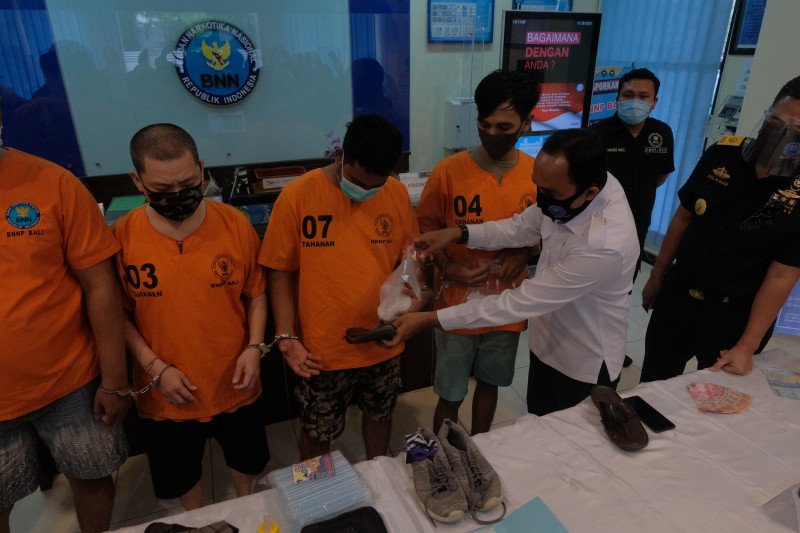 Pengedar Narkotika Jaringan Malaysia-Bali Sembunyikan Sabu di Figura