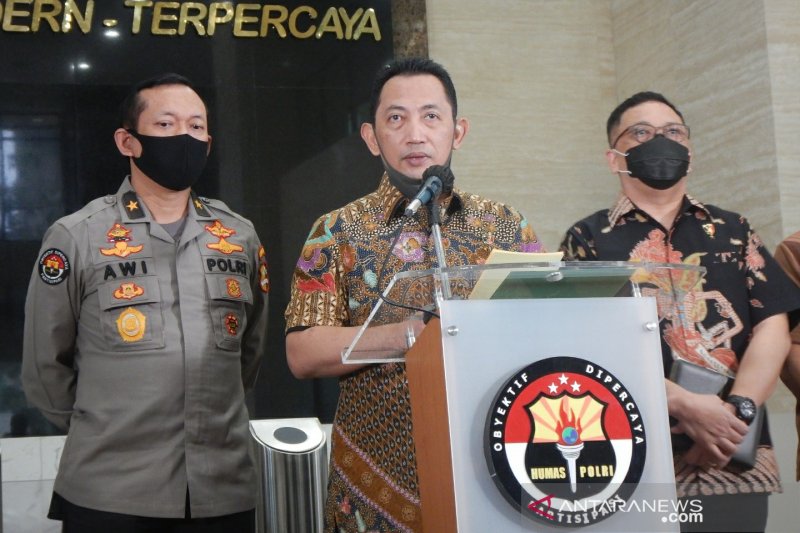 Kabareskrim Polri Komjen Pol. Listyo Sigit Prabowo (tengah) didampingi Karo Penmas Polri Brigjen Pol. Awi Setiyono (kiri) dan Direktur Tindak Pidana Ekonomi dan Khusus Bareskrim Polri Brigjen Pol. Helmy Santika saat konferensi pers di Mabes Polri, Jakarta