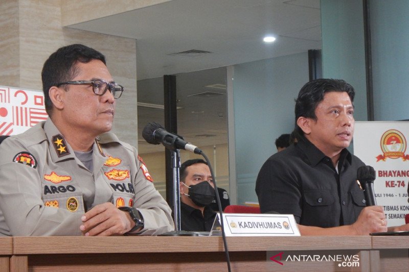 Irjen Pol Raden Prabowo Argo Yuwono (kiri) . ant