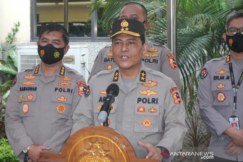 Kepala Divisi Humas Polri Irjen Pol Raden Prabowo Argo Yuwono (tengah). (ANTARA/ Anita Permata Dewi)

