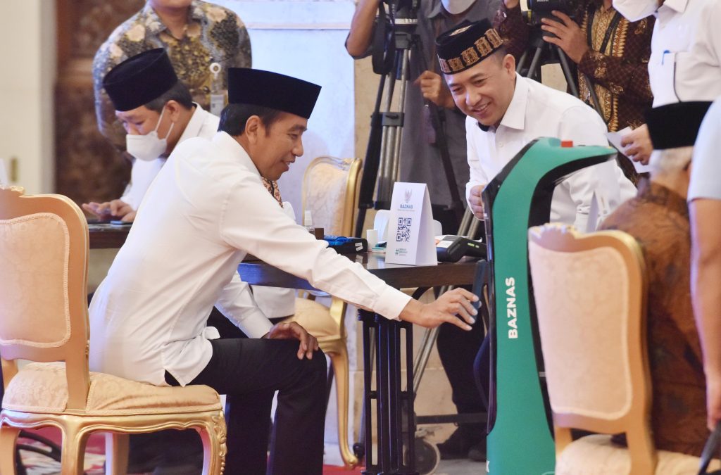 Presiden Jokowi menyerahkan zakat melalui BAZNAS, Selasa (28/03/2023), di Istana Negara, Jakarta.

