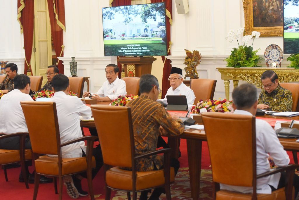 Presiden Jokowi memimpin ratas mengenai integrasi moda transportasi publik, di Istana Merdeka, Jakarta, Rabu (27/09/2023). (Foto: Humas Setkab/Rahmat)
