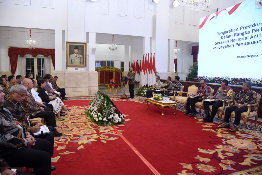 Presiden Joko Widodo memberikan pengarahan pada Peringatan 22 Tahun Gerakan Nasional Anti Pencucian Uang dan Pencegahan Pendanaan Terorisme (APU PPT) pada Rabu, 17 April 2024, di Istana Negara, Jakarta. 