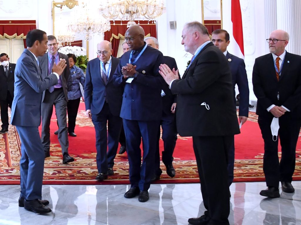 Presiden Joko Widodo menerima Presiden World Water Council, Loic Fauchon, dan delegasi di Istana Merdeka, Jakarta, pada Rabu, 15 Februari 2023.