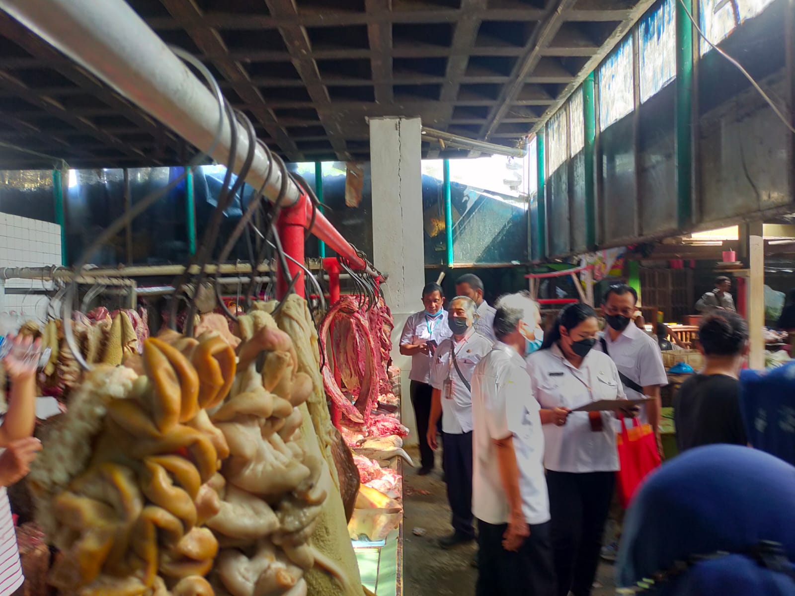Aktivitas perdagangan di pasar tradisional Kota Surabaya, Jawa Timur meningkat.