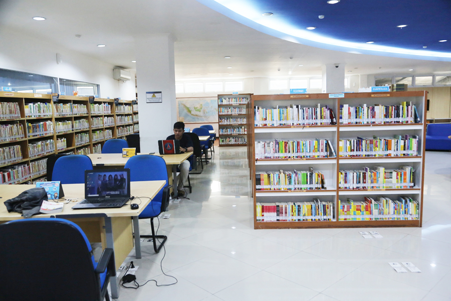 Pemkot Surabaya terus berkomitmen meningkatkan literasi atau minat baca tulis masyarakat. Salah satu upaya itu dilakukan dengan menyediakan beragam kemudahan akses layanan literasi yang tersebar di Kota Pahlawan.