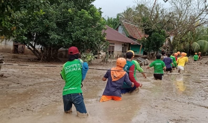 Sejumlah relawan membantu mengevakuasi warga korban banjir bandang di Luwu Utara, Sulsel, Kamis (17/7/2020) ke tempat yang lebih aman. ANTARA/HO-FSP