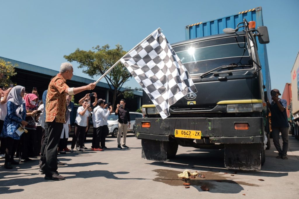 Gubernur Jawa Tengah Ganjar Pranowo saat melepas secara simbolis lima kontainer benang dari PT Duniatex Group di kompleks pabrik PT Duniatex Group, Demak, Selasa (18/7/2023). 