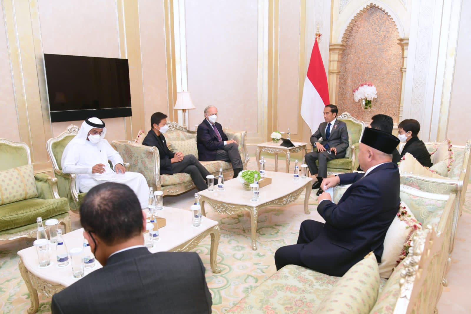 Presiden Jokowi berdialog dengan sejumlah investor dan pengusaha di Hotel Emirates Palace, Abu Dhabi, PEA, pada Jumat (01/06/2022).  (Foto: BPMI Setpres/Muchlis Jr)

