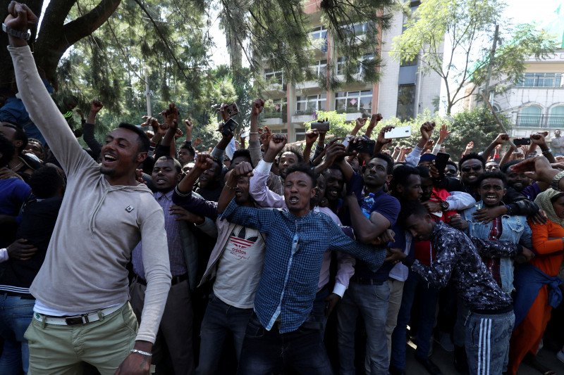 Para pemuda Oromo meneriakkan slogan di luar rumah Jawar Mohammed, seorang aktivis Oromo dan pemimpin protes Oromo di Addis Ababa, Ethiopia, Rabu (23/10/2019). (REUTERS/Tiksa Negeri)