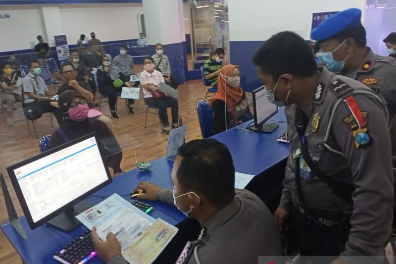 Pelayanan SIM Corner di pusat perbelanjaan Golden City Mall Surabaya, Sabtu (07/11/2020). (ANTARA Jatim/Hanif Nashrullah)


