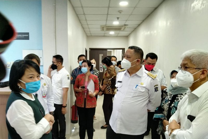 Plt Wali Kota Surabaya Whisnu Sakti Buana (tengah) saat melakukan inspeksi mendadak di RS Darurat Cito Surabaya, Rabu (10/02/2021). (ANTARA Jatim/Willy Irawan)

