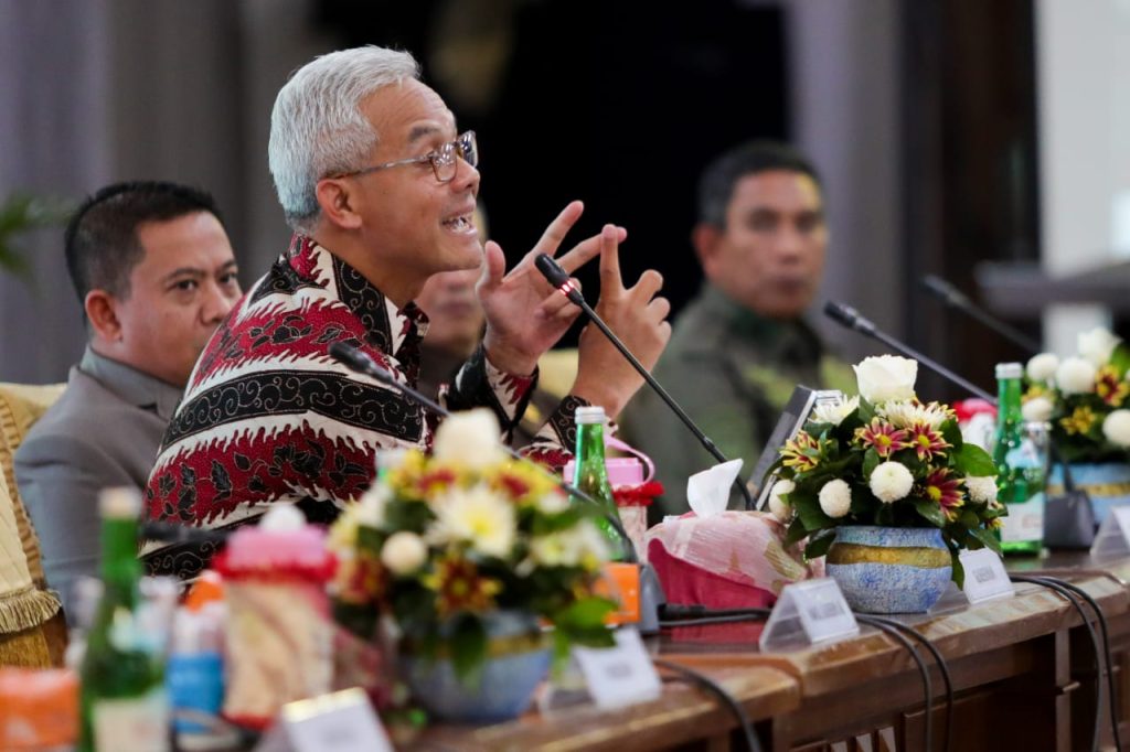 Gubernur Jawa Tengah Ganjar Pranowo saat memimpin rapat antar Forum Koordinasi Pimpinan Daerah (Forkopimda), di Ghradhika Bakti Praja, Senin (3/10/2022). 